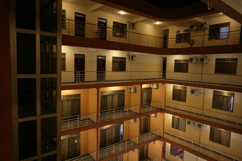 Hotel Triangle Kampala Luaran gambar