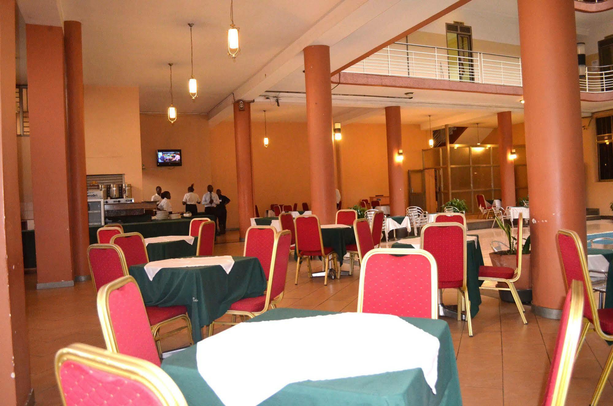 Hotel Triangle Kampala Luaran gambar