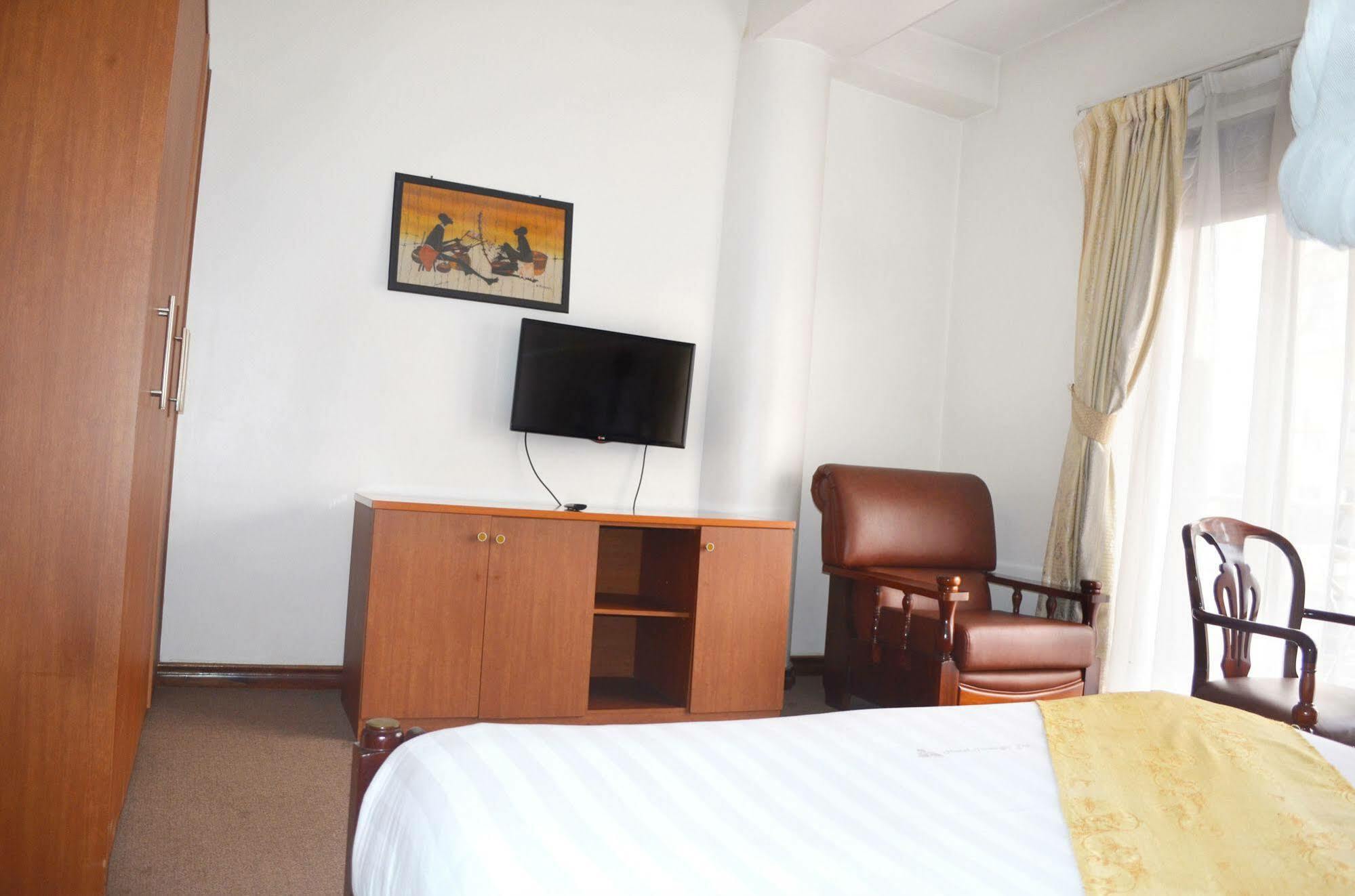 Hotel Triangle Kampala Luaran gambar
