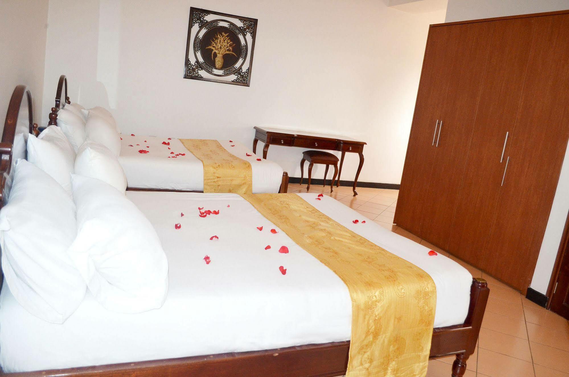 Hotel Triangle Kampala Luaran gambar