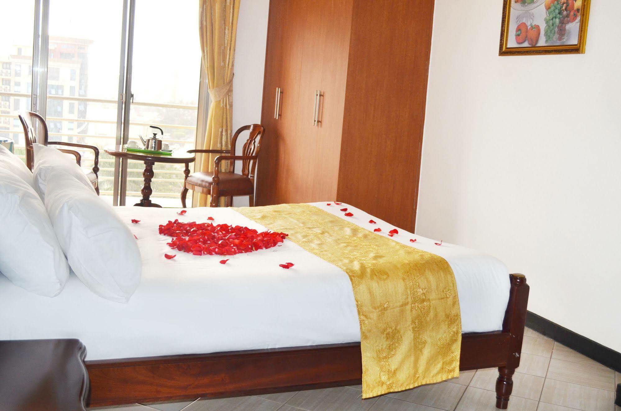 Hotel Triangle Kampala Luaran gambar