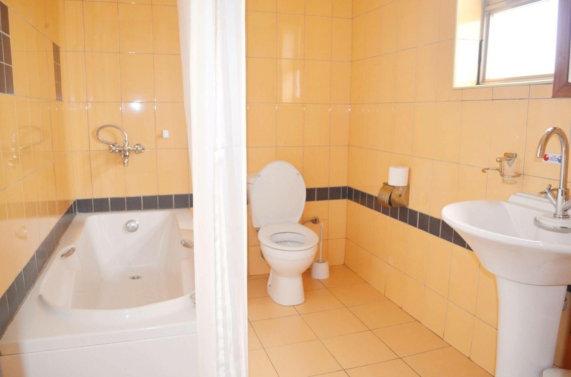 Hotel Triangle Kampala Luaran gambar