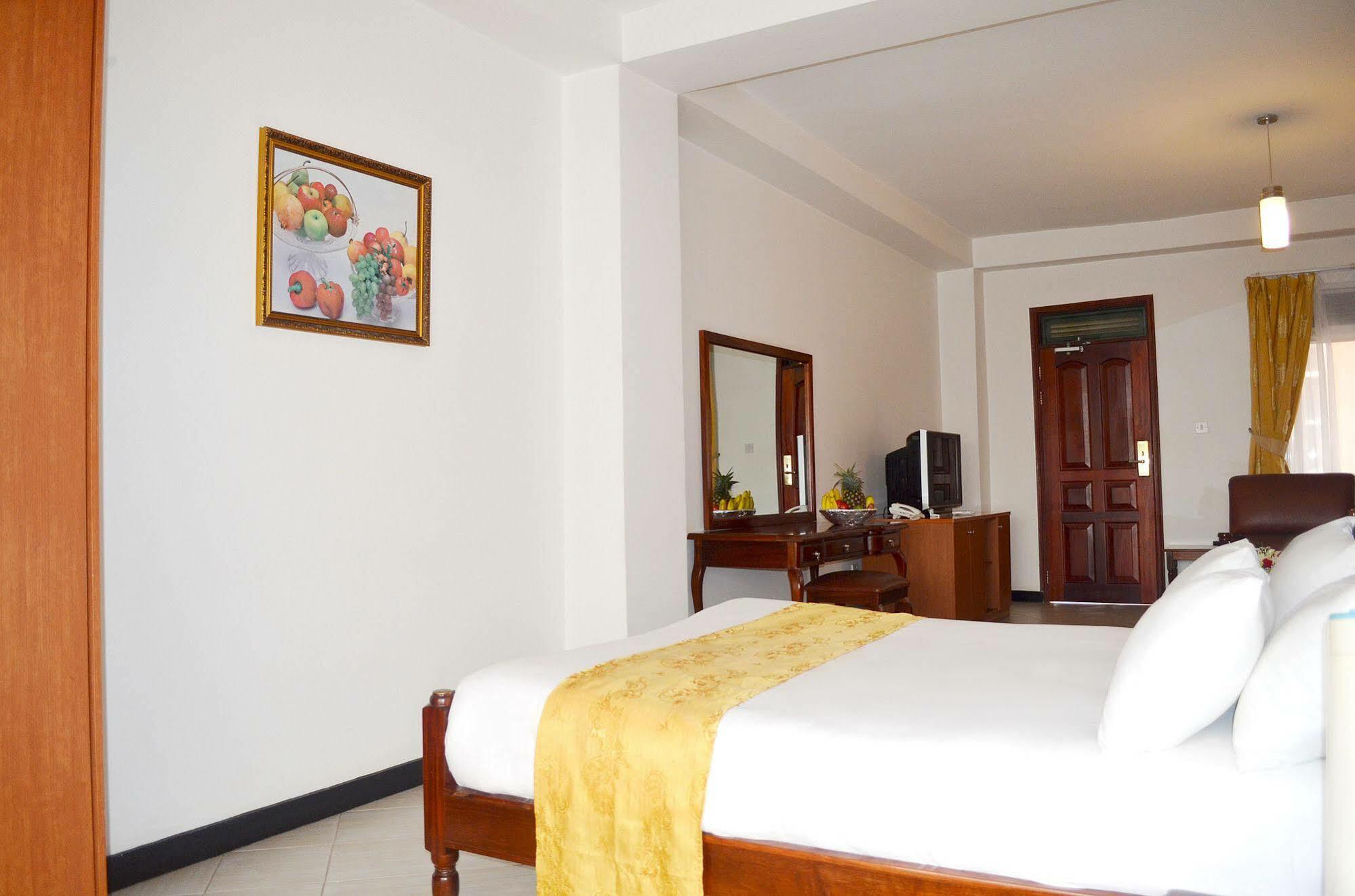 Hotel Triangle Kampala Luaran gambar