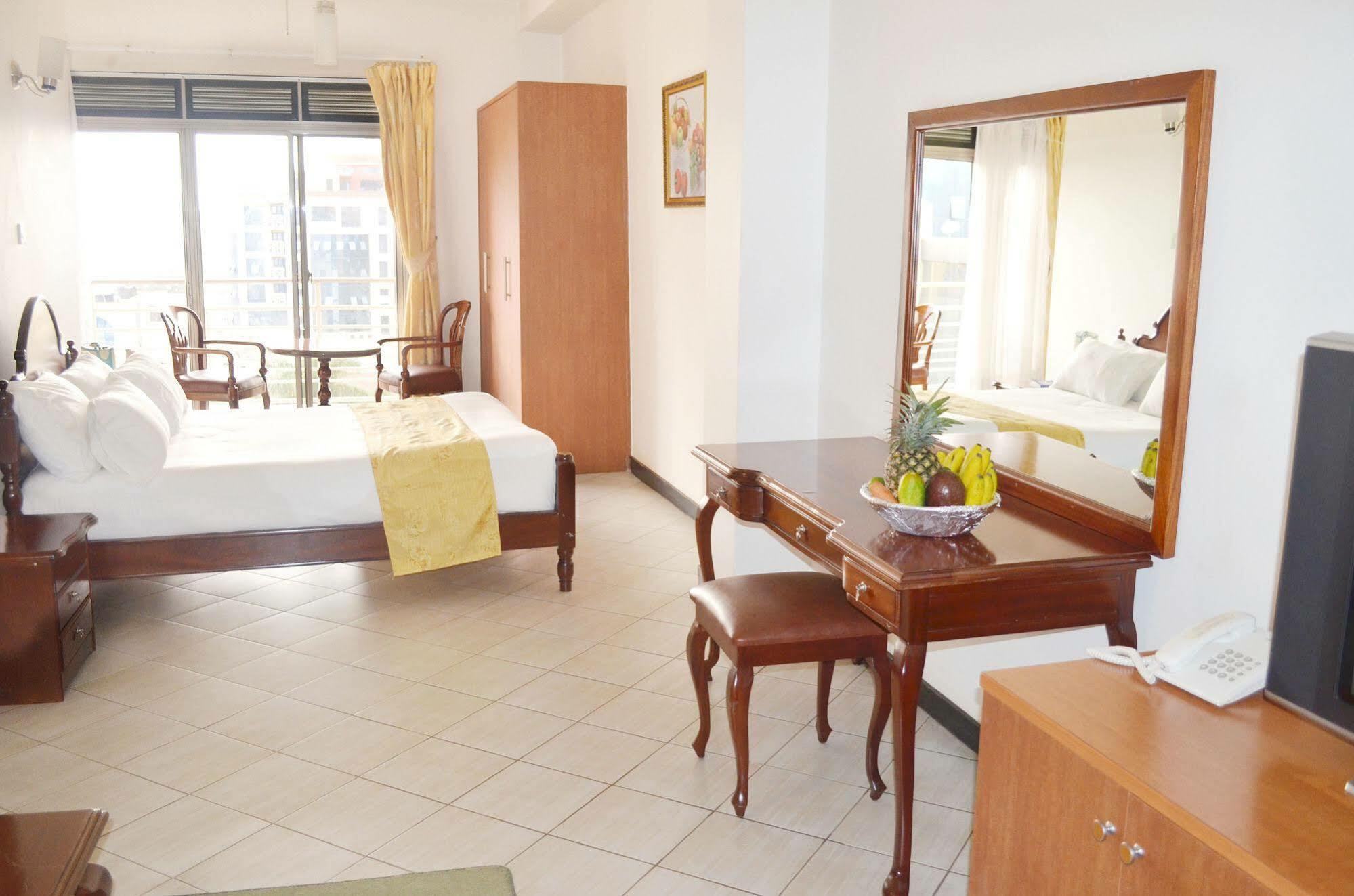 Hotel Triangle Kampala Luaran gambar