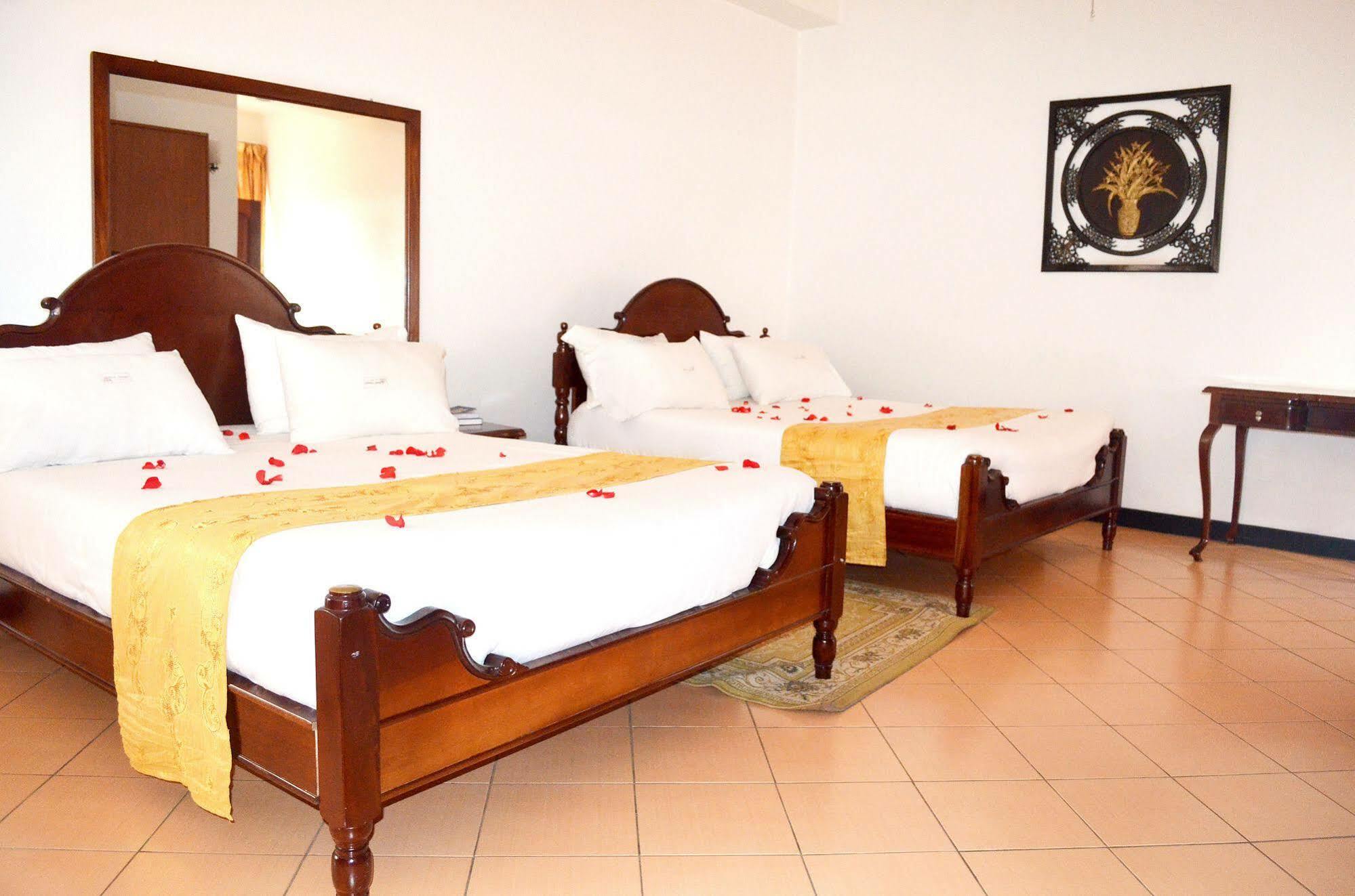 Hotel Triangle Kampala Luaran gambar
