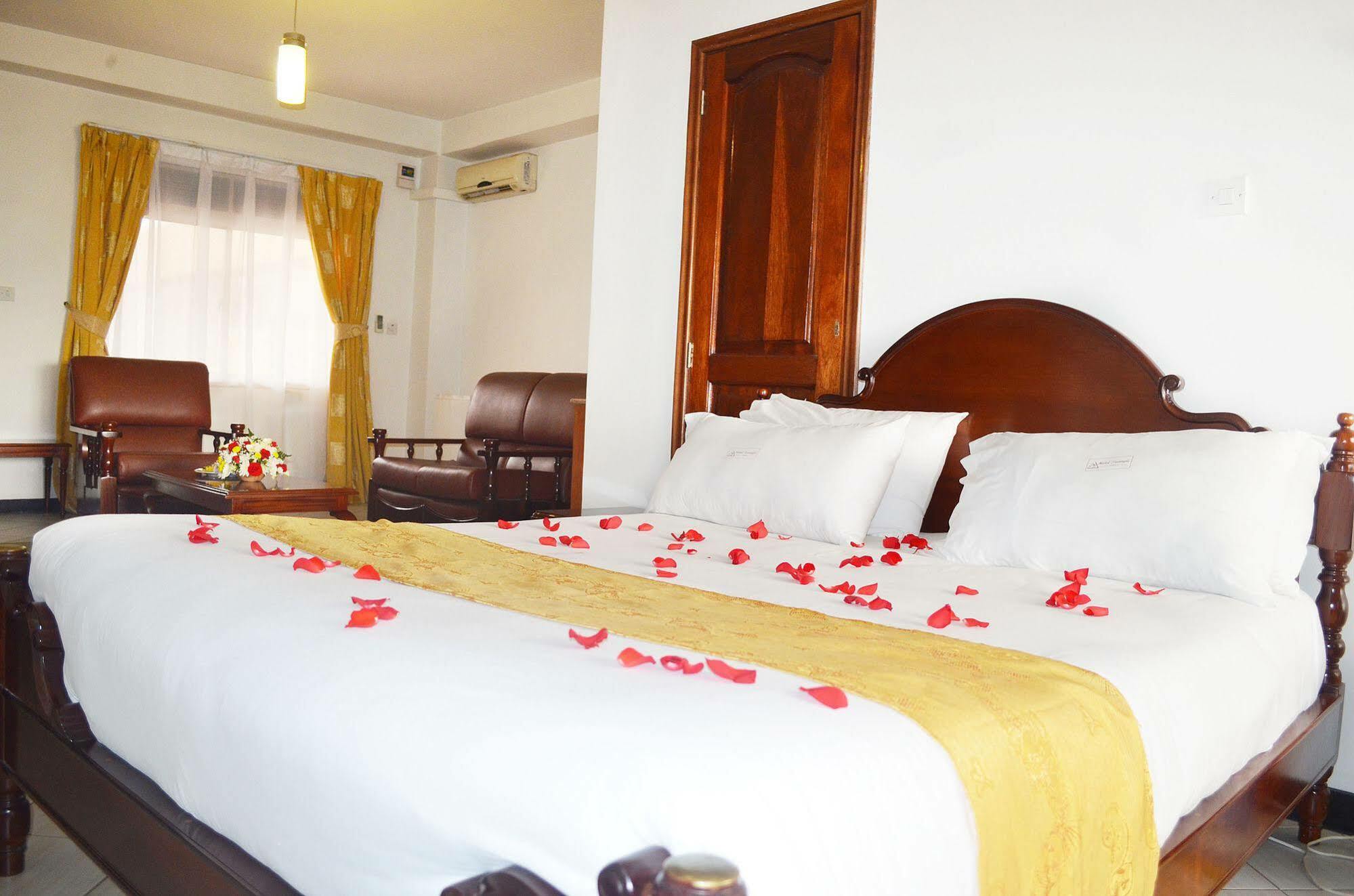 Hotel Triangle Kampala Luaran gambar