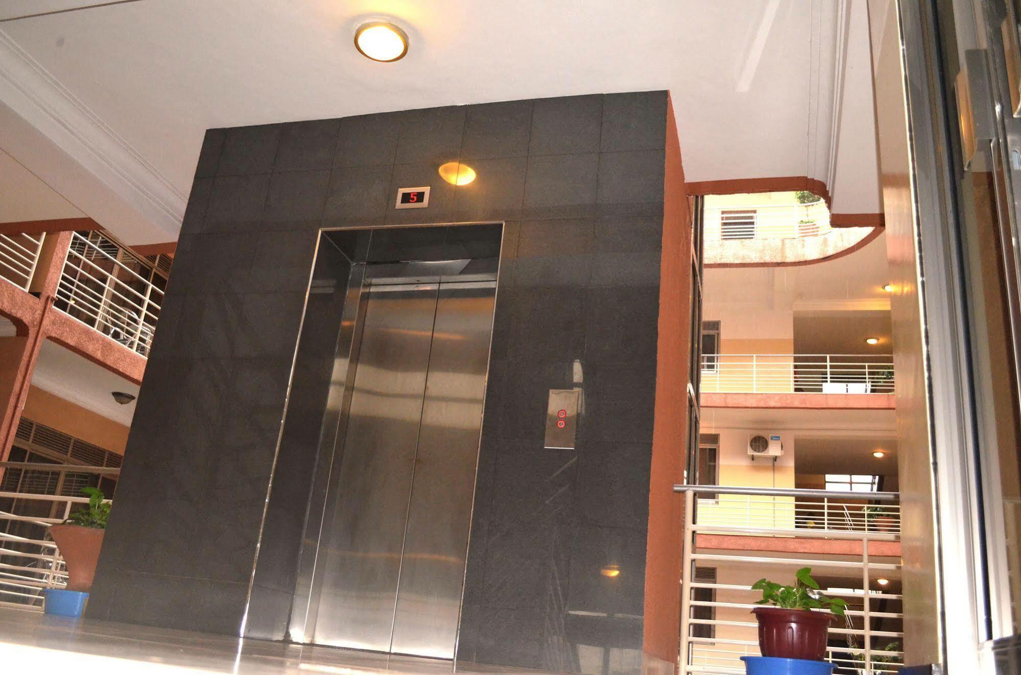 Hotel Triangle Kampala Luaran gambar